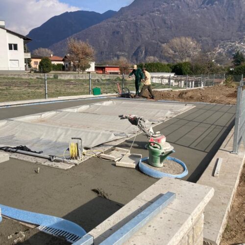Betoncino giro piscina per posa piastrelle più muro in blocco Corbaro a Carasso